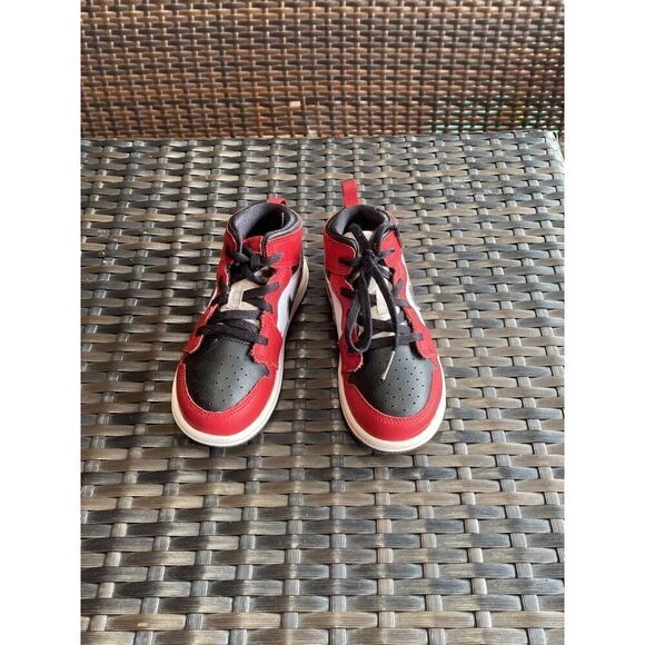 Nike  Air Jordan mids 1 kids size 10C - Picture 2 of 5